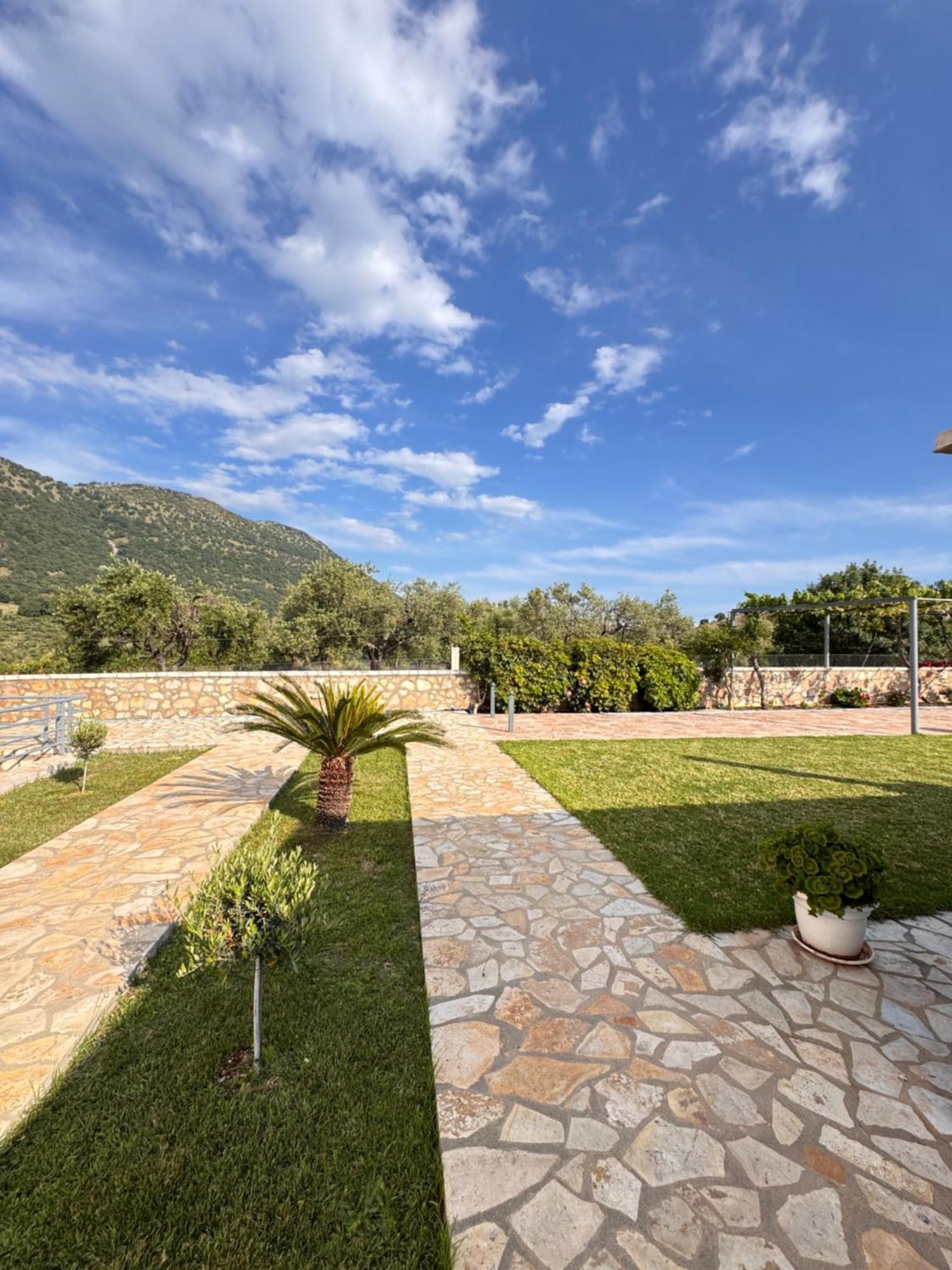 Belvedere Hotel & Suites Himare Bagian luar foto