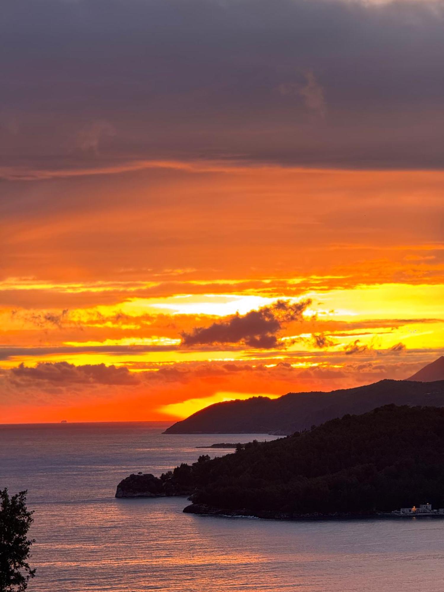 Belvedere Hotel & Suites Himare Bagian luar foto