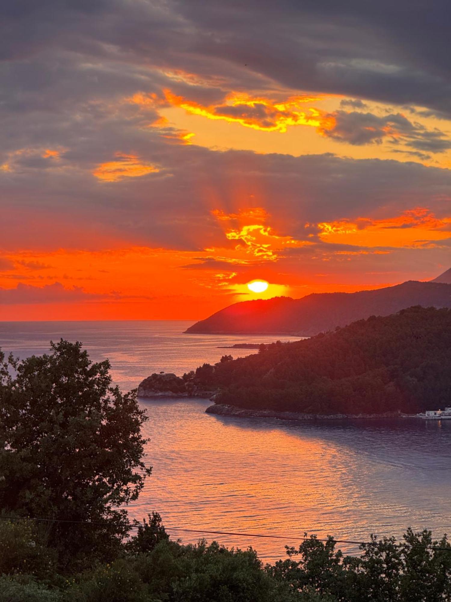 Belvedere Hotel & Suites Himare Bagian luar foto
